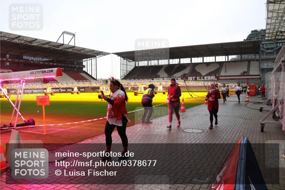 07.12.2025 - St. Pauli X-Mass-Run No. 15 Luisa Fischer http://msf.ph/oto/9378677 07.12.2025 10:30:35 Ziel 2369, 10, 423, 426, 1090, 1091, 1669, 1696, 2369, 2878, 2910, 3494, 3497, 3516, 3517, 4472, 4476, 4533, 4534, 4546 meine-sportfotos.de