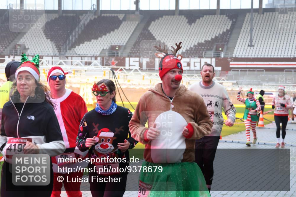 07.12.2025 - St. Pauli X-Mass-Run No. 15 Luisa Fischer http://msf.ph/oto/9378679 07.12.2025 11:10:07 Ziel 15, 4190, 66, 15, 59, 15, 30, 814, 44, 51, 59, 66, 266, 330, 558, 696, 720, 737, 753, 755, 814, 863, 971, 1084, 1110, 1157, 1163, 1260, 1463, 1477, 1579, 1582, 1641, 1851, 1870, 1945, 1974, 2042, 3151, 4190, 4191 meine-sportfotos.de