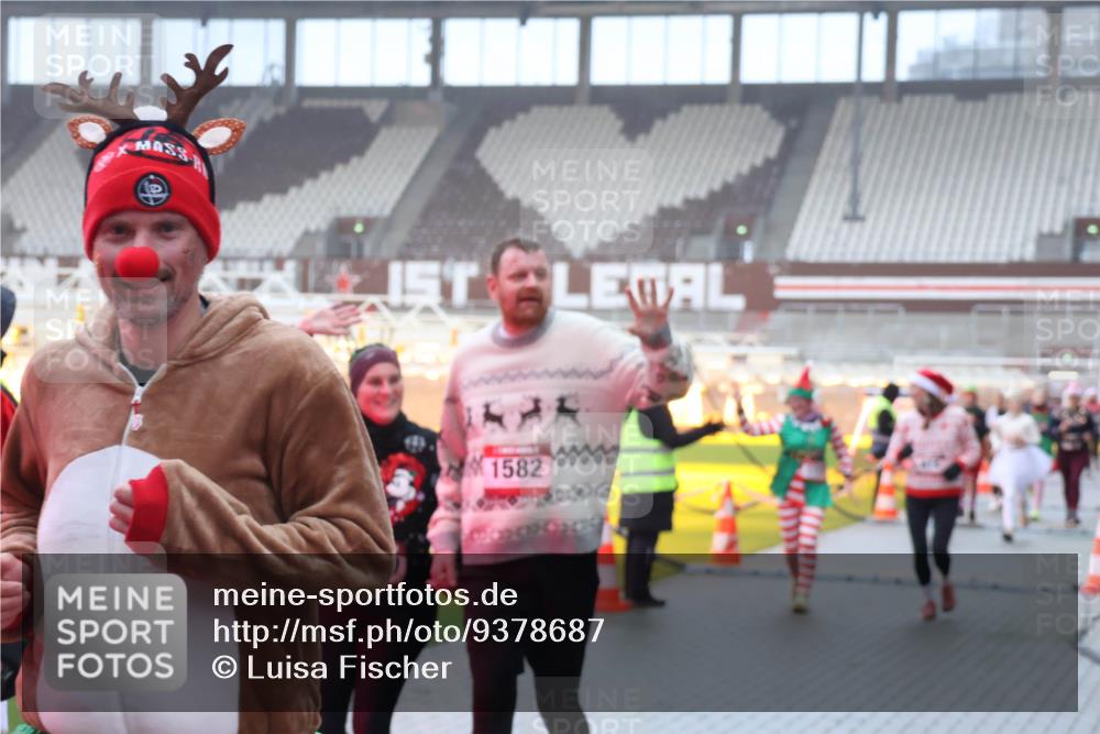07.12.2025 - St. Pauli X-Mass-Run No. 15 Luisa Fischer http://msf.ph/oto/9378687 07.12.2025 11:10:08 Ziel 1582, 44, 51, 59, 66, 266, 330, 696, 720, 737, 753, 755, 814, 863, 971, 1084, 1110, 1157, 1163, 1463, 1477, 1579, 1582, 1641, 1851, 1870, 1945, 1974, 2042, 3151, 4190, 4191 meine-sportfotos.de