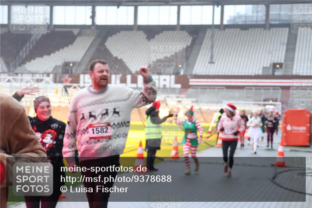 07.12.2025 - St. Pauli X-Mass-Run No. 15 Luisa Fischer http://msf.ph/oto/9378688 07.12.2025 11:10:09 Ziel 9, 1582, 59, 66, 266, 330, 696, 720, 737, 753, 755, 814, 863, 971, 1084, 1110, 1157, 1163, 1463, 1477, 1579, 1582, 1641, 1851, 1870, 1945, 1974, 2042, 3151, 4190, 4191 meine-sportfotos.de