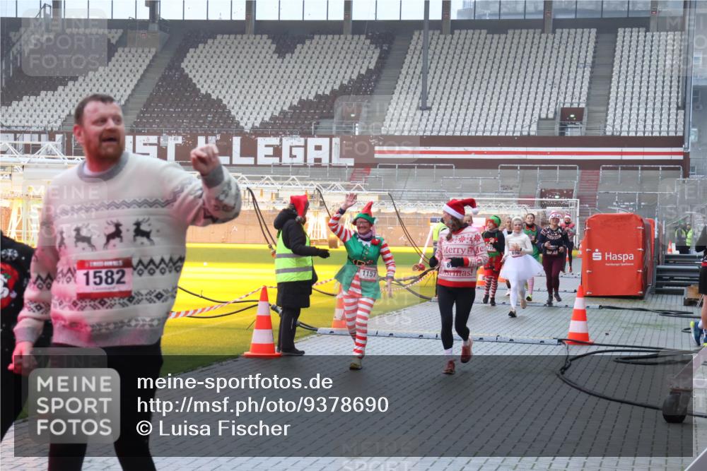 07.12.2025 - St. Pauli X-Mass-Run No. 15 Luisa Fischer http://msf.ph/oto/9378690 07.12.2025 11:10:09 Ziel 1582, 1157, 59, 66, 266, 330, 696, 720, 737, 753, 755, 814, 863, 971, 1084, 1110, 1157, 1163, 1463, 1477, 1579, 1582, 1641, 1851, 1870, 1945, 1974, 2042, 3151, 4190, 4191 meine-sportfotos.de