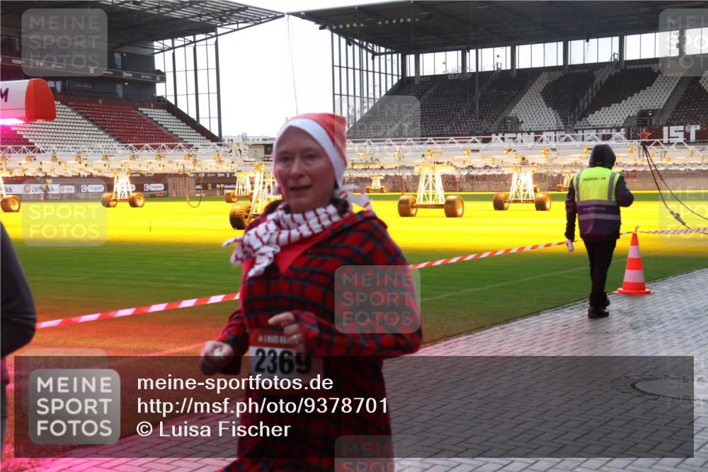 07.12.2025 - St. Pauli X-Mass-Run No. 15 Luisa Fischer http://msf.ph/oto/9378701 07.12.2025 10:30:38 Ziel 2369, 10, 423, 426, 1090, 1091, 1669, 1696, 2369, 2910, 3494, 3497, 3517, 4533, 4534, 4546 meine-sportfotos.de