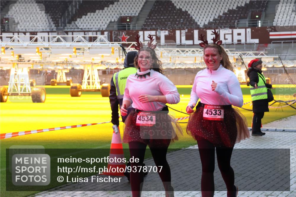 07.12.2025 - St. Pauli X-Mass-Run No. 15 Luisa Fischer http://msf.ph/oto/9378707 07.12.2025 10:30:39 Ziel 4534, 15, 4533, 10, 423, 426, 1090, 1091, 1669, 1696, 2369, 2910, 3494, 4533, 4534, 4546 meine-sportfotos.de