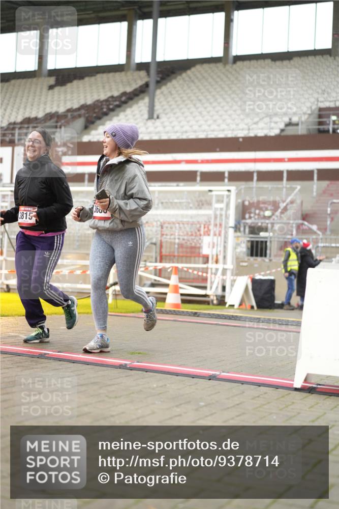 07.12.2025 - St. Pauli X-Mass-Run No. 15 Patografie http://msf.ph/oto/9378714 07.12.2025 10:11:08 Ziel 1148, 1149, 1150, 1929, 1935, 1969, 3815 meine-sportfotos.de