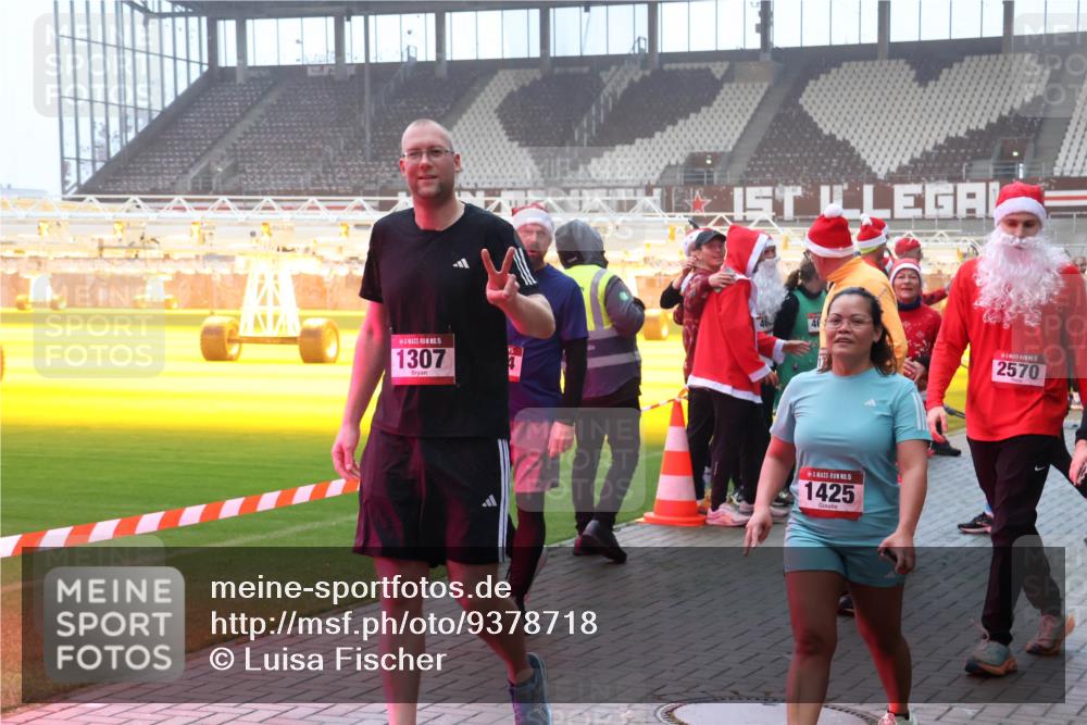 07.12.2025 - St. Pauli X-Mass-Run No. 15 Luisa Fischer http://msf.ph/oto/9378718 07.12.2025 10:05:17 Ziel 15, 1307, 46, 46, 5, 1425, 2570, 202, 210, 292, 699, 713, 1217, 1522, 1701, 1871, 1973, 1991, 2168, 2249, 2569, 2570, 2856, 2866, 3307, 3311, 3477, 3894, 3911, 4080, 4553, 4557, 4673 meine-sportfotos.de