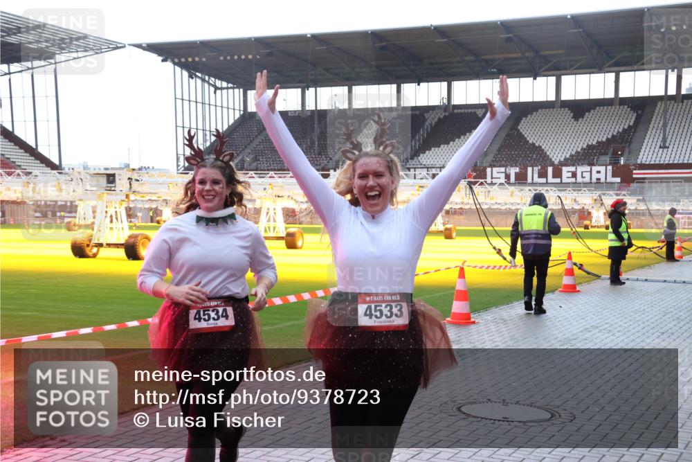 07.12.2025 - St. Pauli X-Mass-Run No. 15 Luisa Fischer http://msf.ph/oto/9378723 07.12.2025 10:30:41 Ziel 4534, 5, 4533, 10, 423, 426, 1090, 1091, 1696, 2369, 2910, 4533, 4534, 4546 meine-sportfotos.de