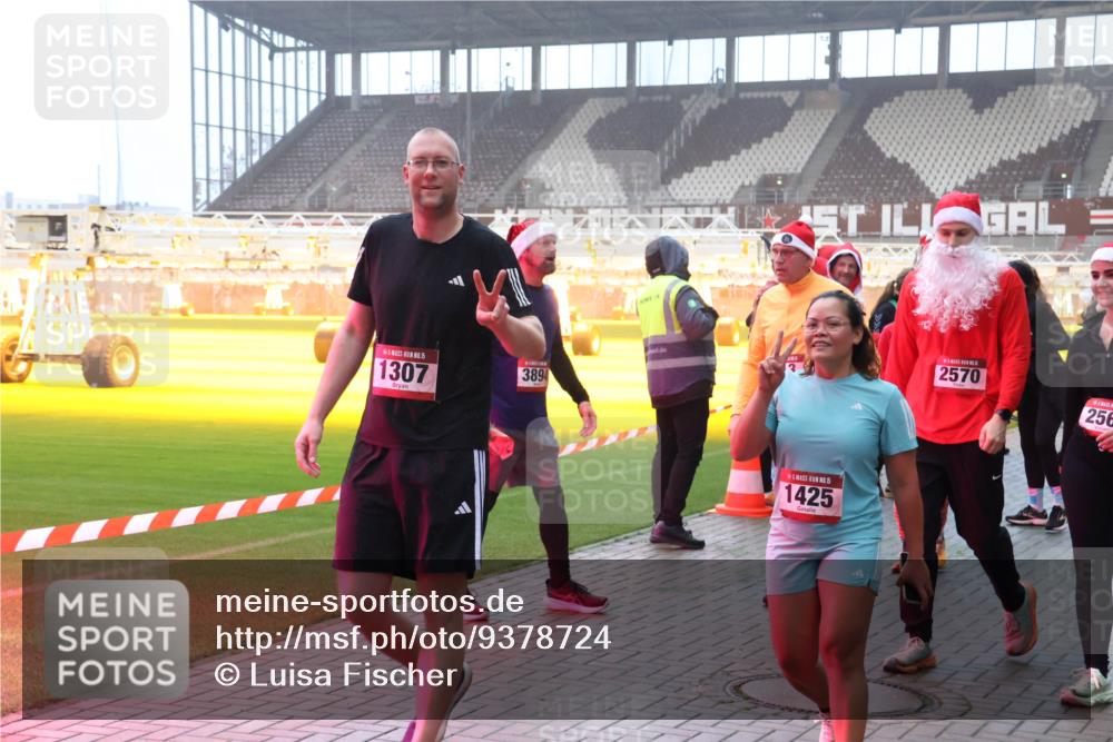 07.12.2025 - St. Pauli X-Mass-Run No. 15 Luisa Fischer http://msf.ph/oto/9378724 07.12.2025 10:05:18 Ziel 15, 1307, 3894, 15, 1425, 2570, 256, 202, 210, 292, 699, 713, 1217, 1522, 1701, 1871, 1973, 1991, 2168, 2249, 2569, 2570, 2856, 2866, 3307, 3311, 3477, 3894, 3911, 4080, 4553, 4557, 4673 meine-sportfotos.de