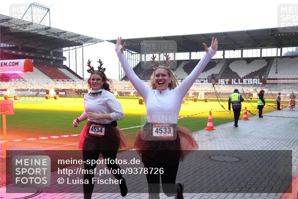 07.12.2025 - St. Pauli X-Mass-Run No. 15 Luisa Fischer http://msf.ph/oto/9378726 07.12.2025 10:30:41 Ziel 4534, 15, 4533, 10, 423, 426, 1090, 1091, 1696, 2369, 2910, 4533, 4534, 4546 meine-sportfotos.de