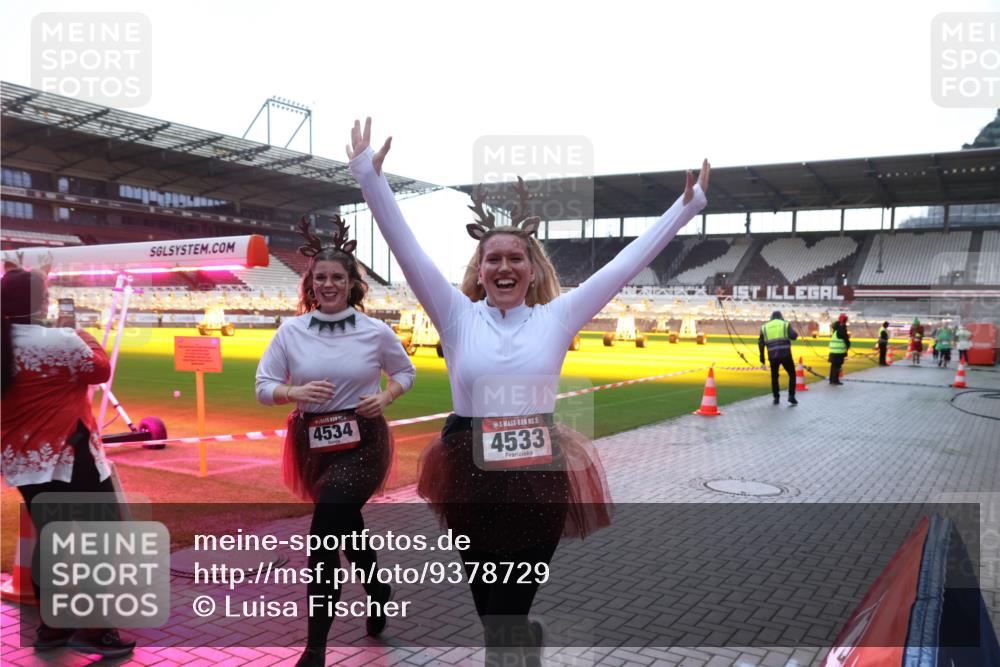 07.12.2025 - St. Pauli X-Mass-Run No. 15 Luisa Fischer http://msf.ph/oto/9378729 07.12.2025 10:30:42 Ziel 4534, 5, 4533, 10, 423, 426, 1090, 1091, 1696, 2369, 2910, 4533, 4534, 4546 meine-sportfotos.de