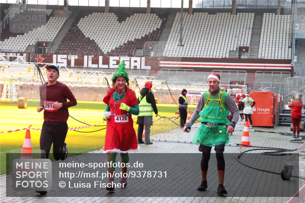 07.12.2025 - St. Pauli X-Mass-Run No. 15 Luisa Fischer http://msf.ph/oto/9378731 07.12.2025 10:30:52 Ziel 2916, 4126, 3, 608, 1696, 1698, 1700, 2369, 2537, 2910, 3936, 3940, 4845, 4847 meine-sportfotos.de