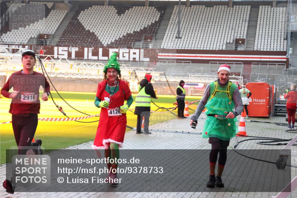 07.12.2025 - St. Pauli X-Mass-Run No. 15 Luisa Fischer http://msf.ph/oto/9378733 07.12.2025 10:30:52 Ziel 2910, 9, 4126, 608, 1696, 1698, 1700, 2369, 2537, 2910, 3936, 3940, 4845, 4847 meine-sportfotos.de
