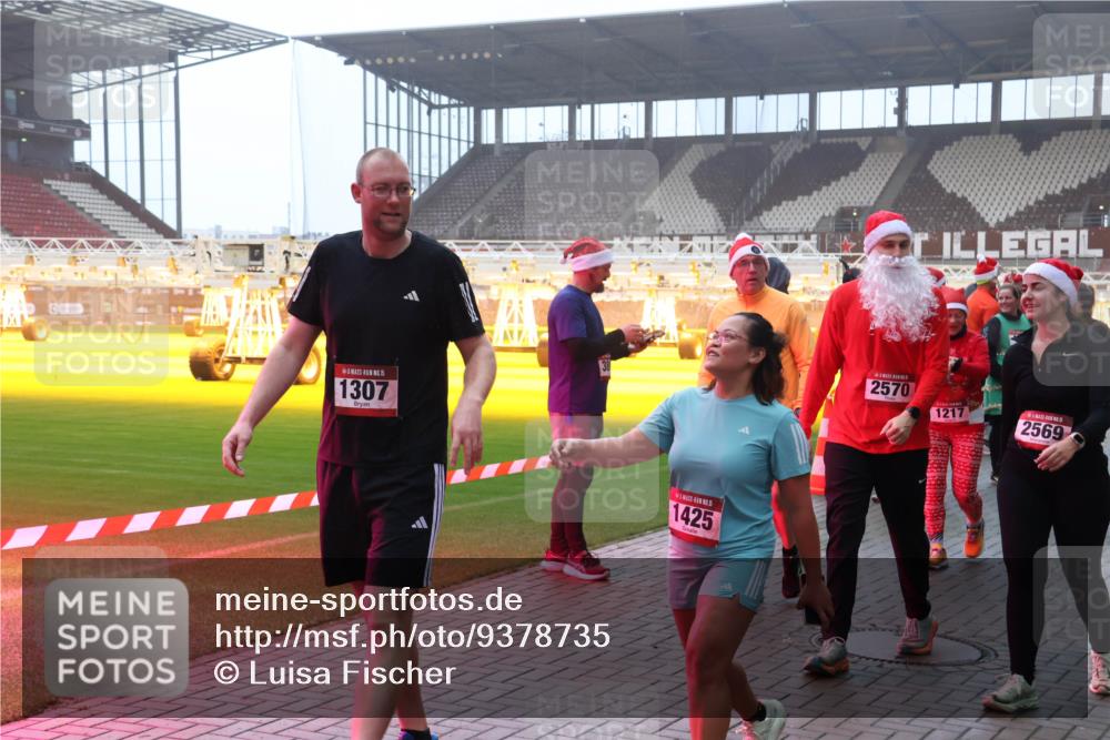 07.12.2025 - St. Pauli X-Mass-Run No. 15 Luisa Fischer http://msf.ph/oto/9378735 07.12.2025 10:05:19 Ziel 15, 1307, 1, 1425, 2570, 1217, 2569, 202, 210, 292, 699, 713, 1217, 1522, 1701, 1871, 1973, 1991, 2168, 2249, 2569, 2570, 2856, 2866, 3307, 3311, 3477, 3894, 3911, 4080, 4553, 4557 meine-sportfotos.de
