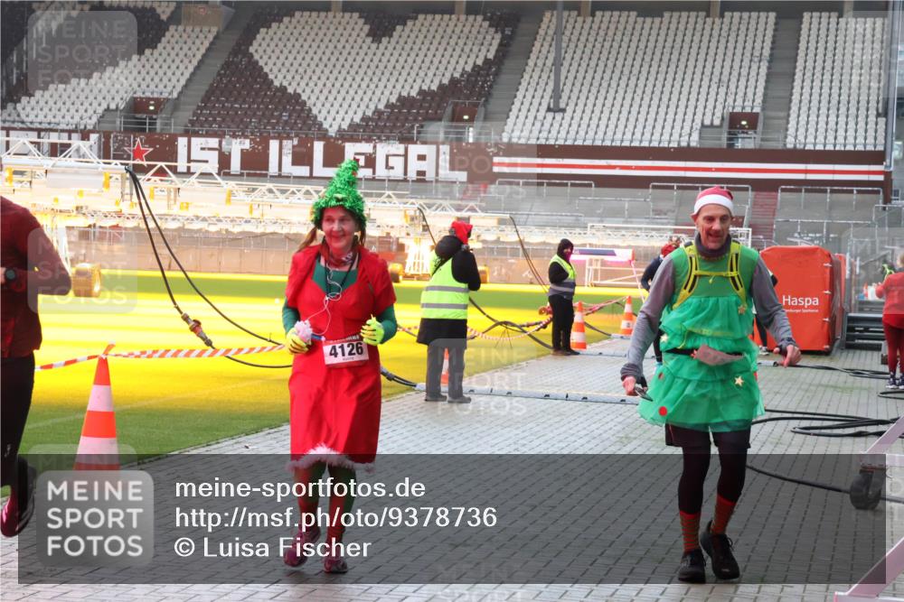 07.12.2025 - St. Pauli X-Mass-Run No. 15 Luisa Fischer http://msf.ph/oto/9378736 07.12.2025 10:30:53 Ziel 4126, 608, 1696, 1698, 1700, 2369, 2537, 2910, 3936, 3940, 4845, 4847 meine-sportfotos.de