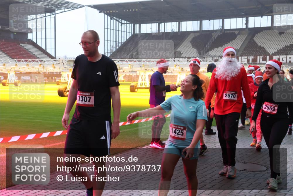 07.12.2025 - St. Pauli X-Mass-Run No. 15 Luisa Fischer http://msf.ph/oto/9378737 07.12.2025 10:05:19 Ziel 15, 1307, 5, 1425, 2570, 2569, 202, 210, 292, 699, 713, 1217, 1522, 1701, 1871, 1973, 1991, 2168, 2249, 2569, 2570, 2856, 2866, 3307, 3311, 3477, 3894, 3911, 4080, 4553, 4557 meine-sportfotos.de