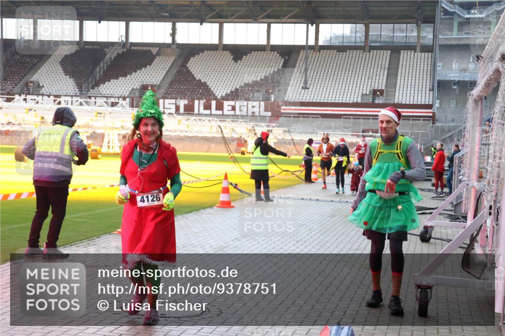 07.12.2025 - St. Pauli X-Mass-Run No. 15 Luisa Fischer http://msf.ph/oto/9378751 07.12.2025 10:30:54 Ziel 4126, 1, 608, 1696, 1698, 1700, 2369, 2537, 2910, 3936, 3940, 4845, 4847 meine-sportfotos.de