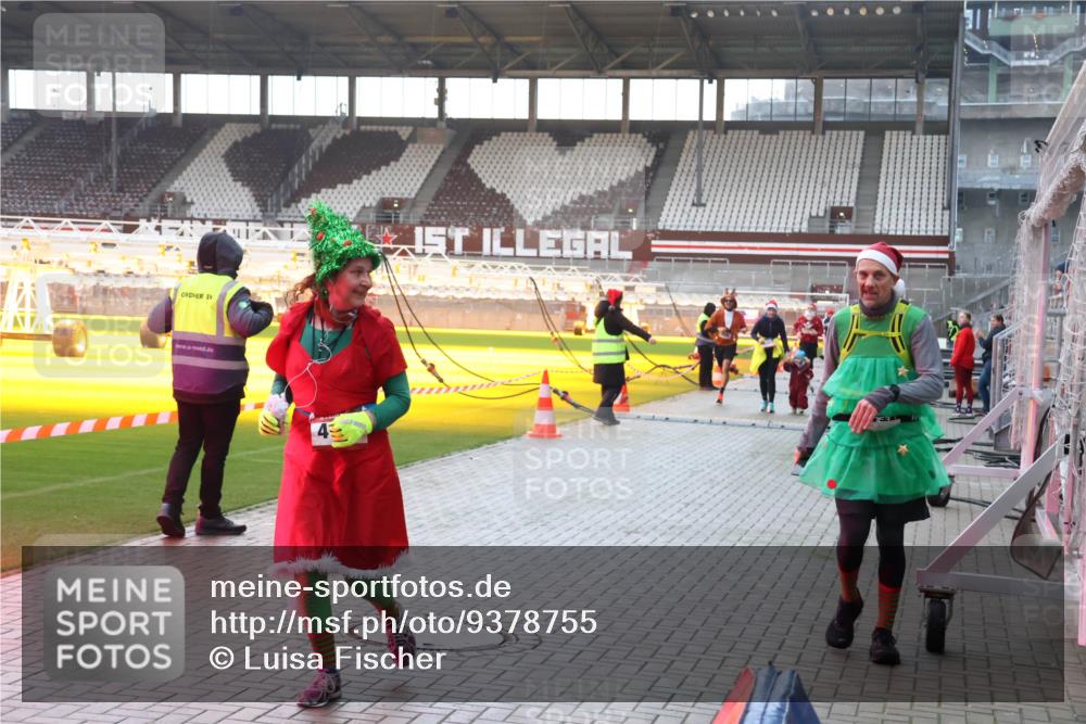 07.12.2025 - St. Pauli X-Mass-Run No. 15 Luisa Fischer http://msf.ph/oto/9378755 07.12.2025 10:30:55 Ziel 3, 594, 601, 608, 1696, 1698, 1700, 2369, 2537, 2910, 3936, 3940, 4845, 4847 meine-sportfotos.de