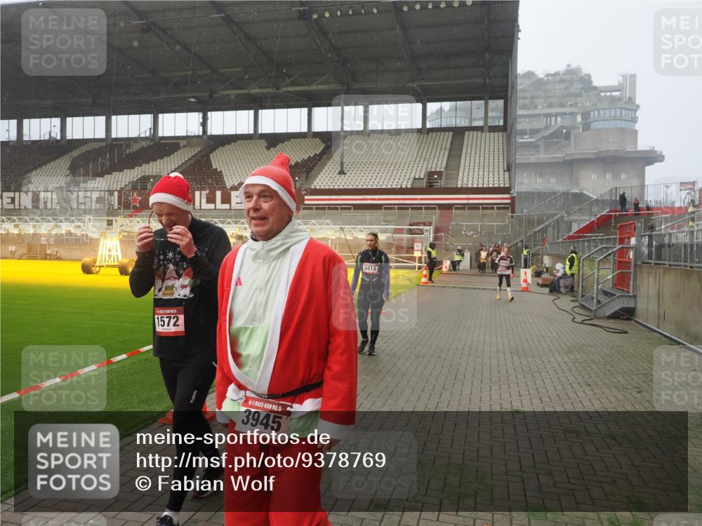 07.12.2025 - St. Pauli X-Mass-Run No. 15 Fabian Wolf http://msf.ph/oto/9378769 07.12.2025 10:07:13 Ziel 421, 792, 1572, 2983, 3414, 3945, 4354 meine-sportfotos.de