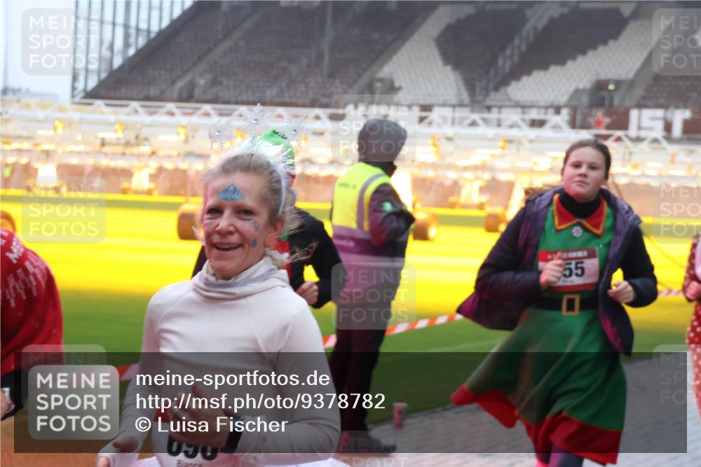 07.12.2025 - St. Pauli X-Mass-Run No. 15 Luisa Fischer http://msf.ph/oto/9378782 07.12.2025 11:10:19 Ziel 55, 59, 66, 266, 330, 696, 720, 737, 753, 755, 814, 863, 971, 1084, 1157, 1163, 1463, 1477, 1579, 1582, 1641, 1851, 1870, 1945, 1974, 2042, 3151, 4190, 4191 meine-sportfotos.de