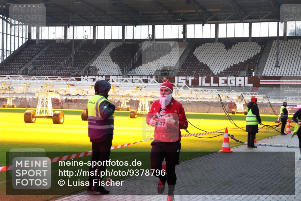 07.12.2025 - St. Pauli X-Mass-Run No. 15 Luisa Fischer http://msf.ph/oto/9378796 07.12.2025 10:31:04 Ziel 2537, 594, 601, 608, 1696, 1698, 1700, 2537, 2910, 3936, 3940, 3982, 3986, 4464, 4845, 4847 meine-sportfotos.de