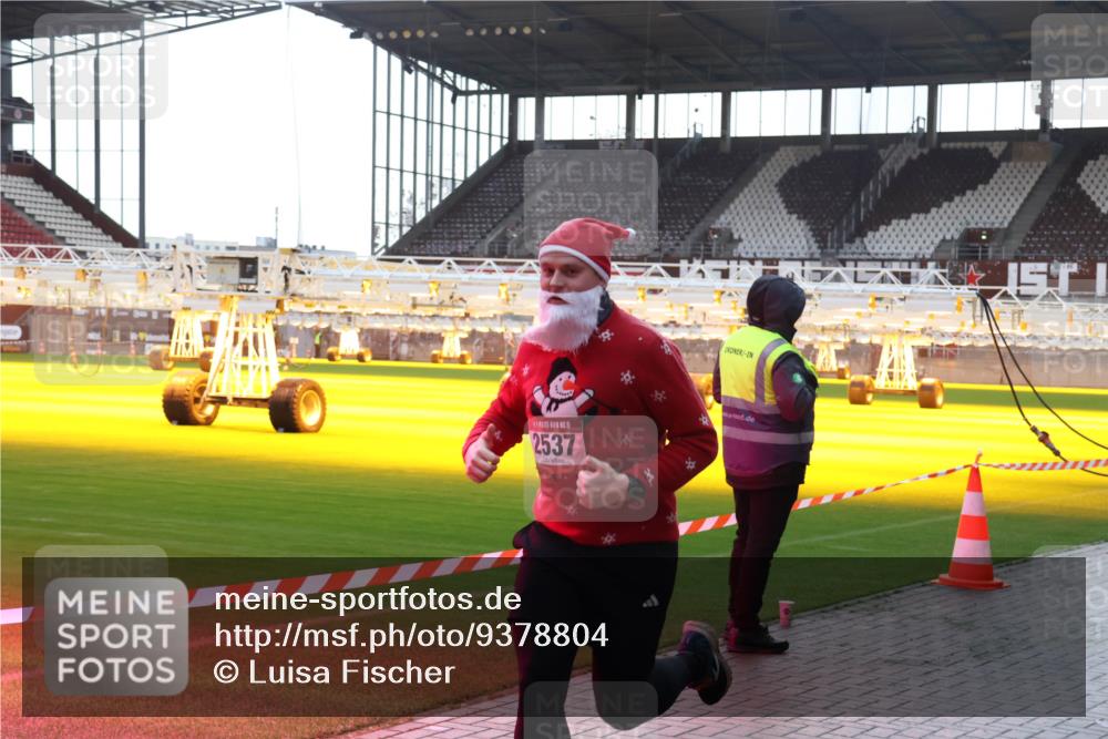 07.12.2025 - St. Pauli X-Mass-Run No. 15 Luisa Fischer http://msf.ph/oto/9378804 07.12.2025 10:31:05 Ziel 2537, 15, 594, 601, 608, 1015, 1075, 1696, 1698, 1700, 2537, 2910, 3936, 3940, 3982, 3986, 4464, 4845, 4847 meine-sportfotos.de