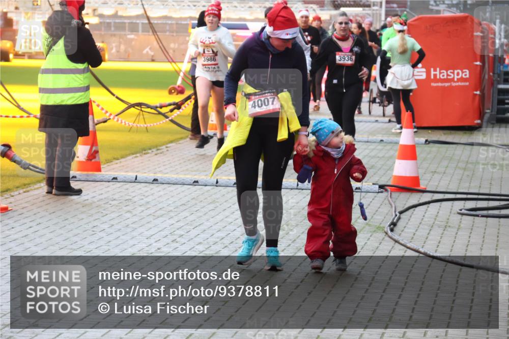 07.12.2025 - St. Pauli X-Mass-Run No. 15 Luisa Fischer http://msf.ph/oto/9378811 07.12.2025 10:31:07 Ziel 3986, 4007, 3936, 594, 601, 608, 1015, 1075, 1698, 1700, 2537, 2910, 3936, 3940, 3982, 3986, 4464, 4845, 4847 meine-sportfotos.de
