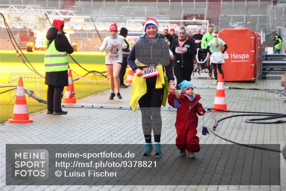 07.12.2025 - St. Pauli X-Mass-Run No. 15 Luisa Fischer http://msf.ph/oto/9378821 07.12.2025 10:31:08 Ziel 3986, 4007, 393, 594, 601, 608, 1015, 1075, 1698, 1700, 2537, 2910, 3936, 3940, 3982, 3986, 4464, 4845, 4847 meine-sportfotos.de