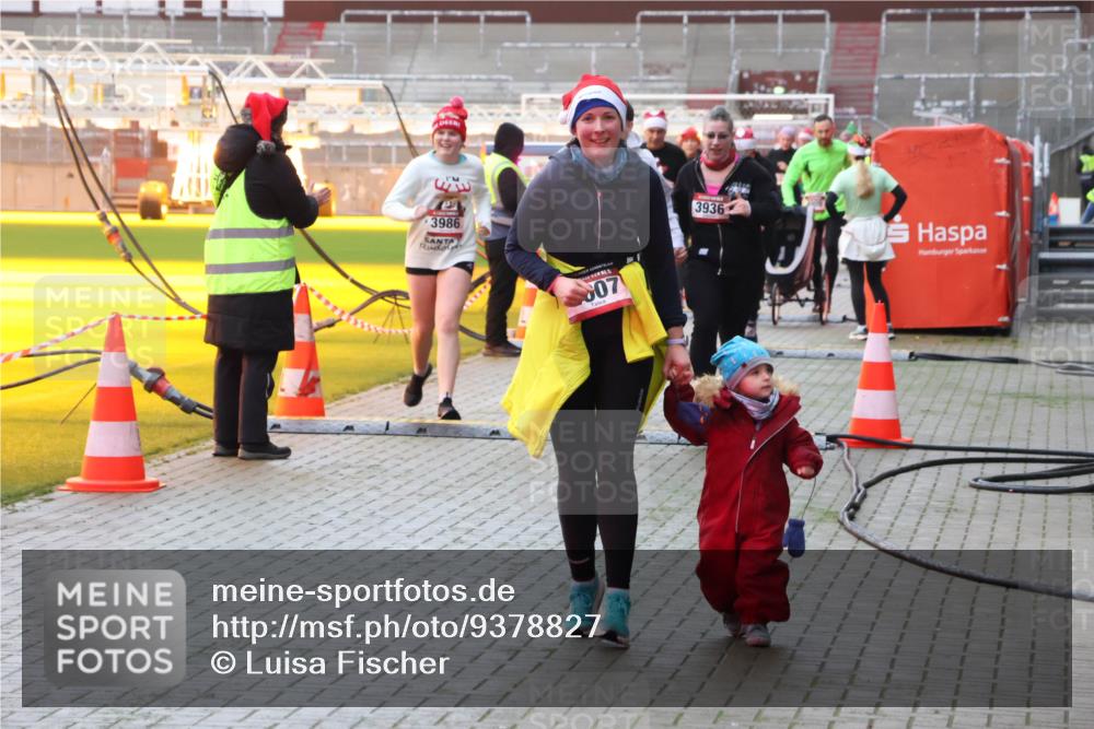 07.12.2025 - St. Pauli X-Mass-Run No. 15 Luisa Fischer http://msf.ph/oto/9378827 07.12.2025 10:31:09 Ziel 3986, 07, 3936, 594, 601, 608, 1015, 1075, 1698, 1700, 2537, 2910, 3936, 3940, 3982, 3986, 4464, 4845, 4847 meine-sportfotos.de