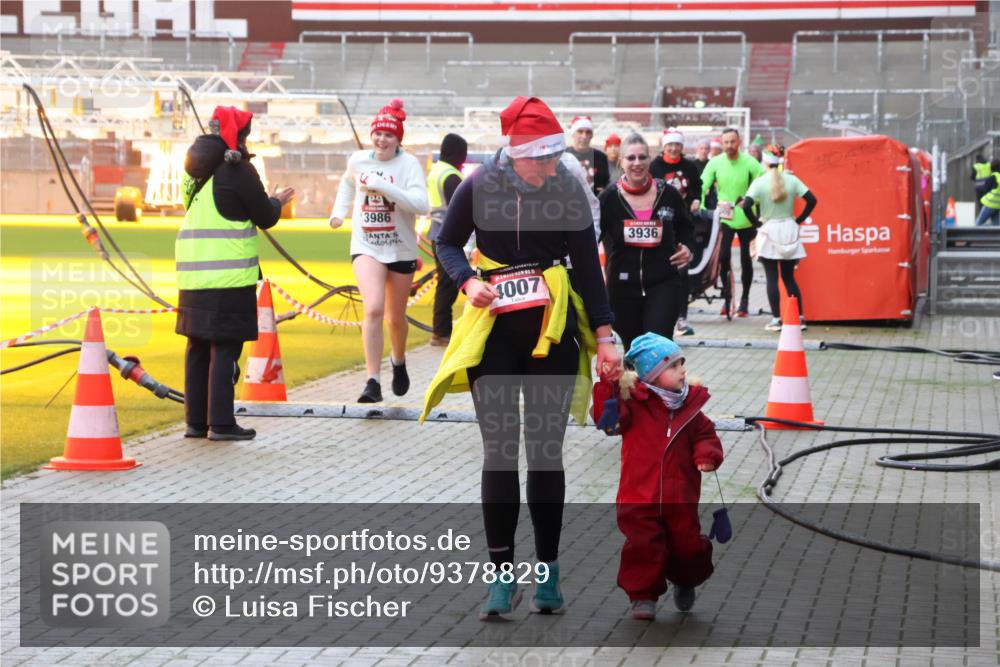 07.12.2025 - St. Pauli X-Mass-Run No. 15 Luisa Fischer http://msf.ph/oto/9378829 07.12.2025 10:31:09 Ziel 3986, 4007, 3936, 594, 601, 608, 1015, 1075, 1698, 1700, 2537, 2910, 3936, 3940, 3982, 3986, 4464, 4845, 4847 meine-sportfotos.de
