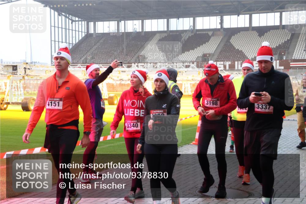 07.12.2025 - St. Pauli X-Mass-Run No. 15 Luisa Fischer http://msf.ph/oto/9378830 07.12.2025 10:05:36 Ziel 4151, 3340, 1, 15, 3198, 3337, 114, 202, 210, 292, 543, 668, 699, 950, 1121, 1217, 1316, 1374, 1481, 1661, 1761, 1973, 1991, 2168, 2249, 2856, 2866, 3186, 3307, 3311, 3386, 4036, 4080, 4553, 4556, 4557, 4558 meine-sportfotos.de