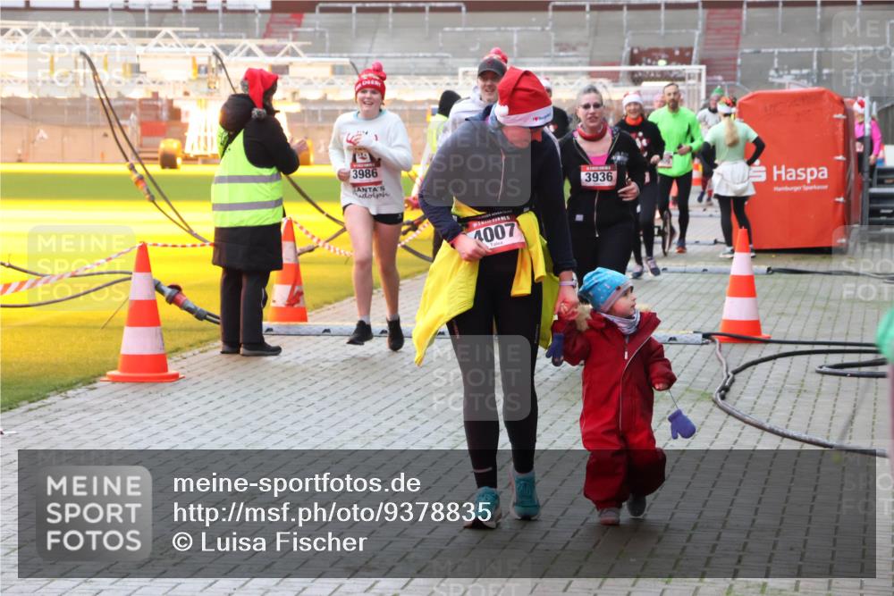 07.12.2025 - St. Pauli X-Mass-Run No. 15 Luisa Fischer http://msf.ph/oto/9378835 07.12.2025 10:31:10 Ziel 3986, 4007, 3936, 594, 601, 608, 1015, 1075, 1698, 1700, 2537, 2910, 3936, 3940, 3982, 3986, 4464, 4845, 4847 meine-sportfotos.de