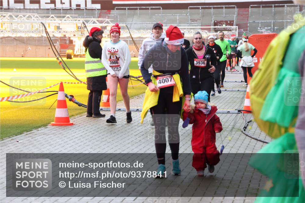 07.12.2025 - St. Pauli X-Mass-Run No. 15 Luisa Fischer http://msf.ph/oto/9378841 07.12.2025 10:31:11 Ziel 3986, 4007, 3936, 173, 594, 601, 608, 1015, 1075, 1698, 1700, 2537, 2910, 3936, 3940, 3982, 3986, 4464, 4845, 4847 meine-sportfotos.de