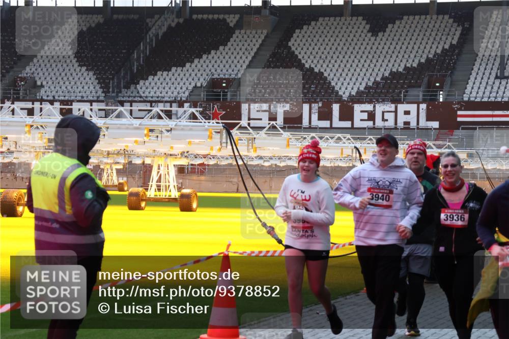 07.12.2025 - St. Pauli X-Mass-Run No. 15 Luisa Fischer http://msf.ph/oto/9378852 07.12.2025 10:31:13 Ziel 3940, 3936, 594, 601, 608, 1015, 1075, 1698, 1700, 2537, 2910, 3936, 3940, 3982, 3986, 4464, 4845, 4847 meine-sportfotos.de