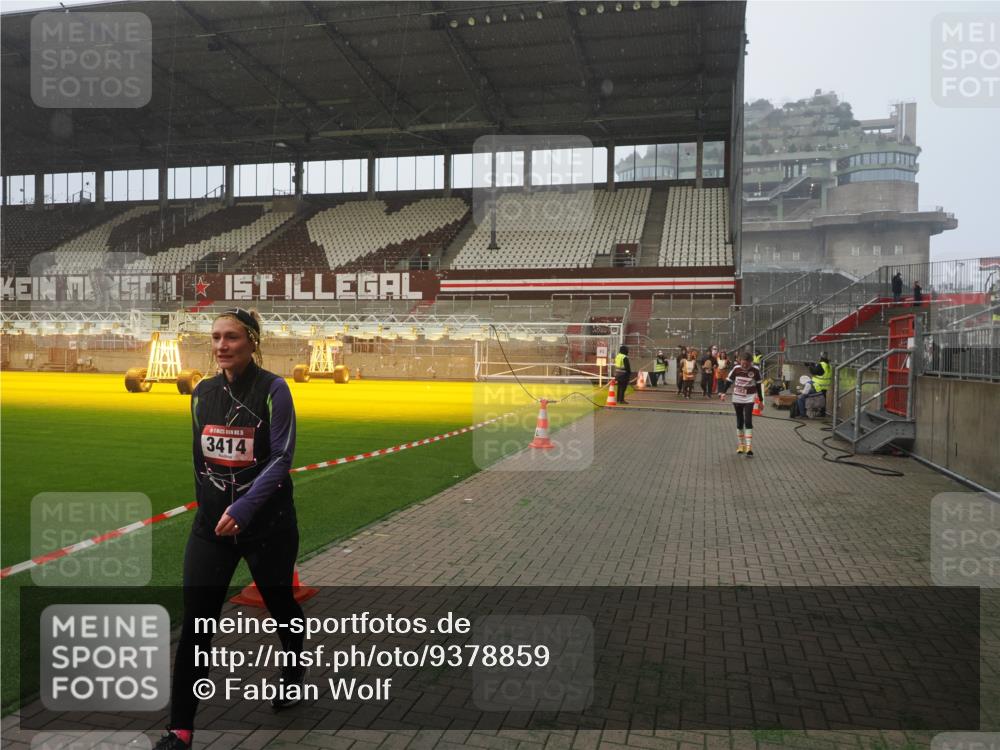 07.12.2025 - St. Pauli X-Mass-Run No. 15 Fabian Wolf http://msf.ph/oto/9378859 07.12.2025 10:07:16 Ziel 421, 517, 685, 792, 1187, 1572, 2983, 3414, 3945 meine-sportfotos.de