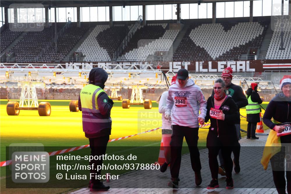 07.12.2025 - St. Pauli X-Mass-Run No. 15 Luisa Fischer http://msf.ph/oto/9378860 07.12.2025 10:31:14 Ziel 3940, 3932, 07, 594, 601, 608, 1015, 1075, 1698, 1700, 2537, 2910, 3936, 3940, 3982, 3986, 4464, 4845, 4847 meine-sportfotos.de
