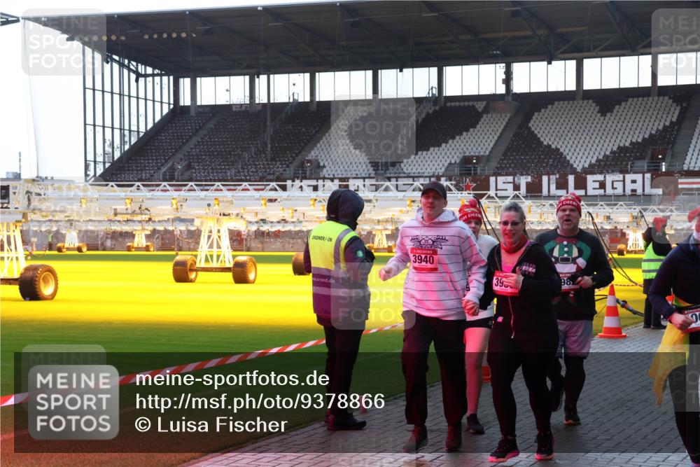 07.12.2025 - St. Pauli X-Mass-Run No. 15 Luisa Fischer http://msf.ph/oto/9378866 07.12.2025 10:31:15 Ziel 3940, 395, 98, 594, 601, 608, 1015, 1075, 1698, 1700, 2537, 2910, 3936, 3940, 3982, 3986, 4464, 4845, 4847 meine-sportfotos.de