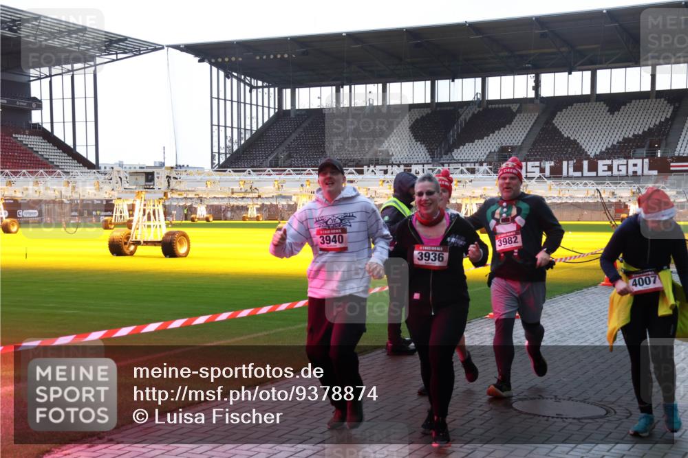 07.12.2025 - St. Pauli X-Mass-Run No. 15 Luisa Fischer http://msf.ph/oto/9378874 07.12.2025 10:31:16 Ziel 3940, 3936, 3982, 4007, 594, 601, 608, 1015, 1075, 1698, 1700, 2537, 2910, 3936, 3940, 3982, 3986, 4464, 4845, 4847 meine-sportfotos.de