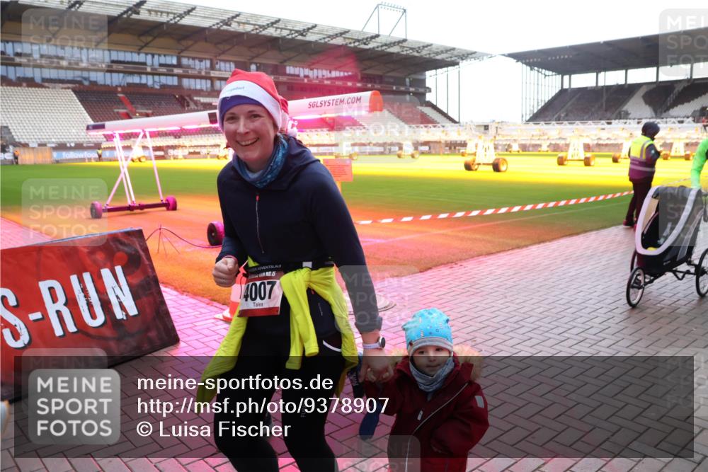 07.12.2025 - St. Pauli X-Mass-Run No. 15 Luisa Fischer http://msf.ph/oto/9378907 07.12.2025 10:31:22 Ziel 4007, 594, 601, 608, 1015, 1075, 1545, 1698, 1700, 2073, 2172, 2537, 2914, 3889, 3936, 3940, 3982, 3986, 4464, 4845, 4847 meine-sportfotos.de