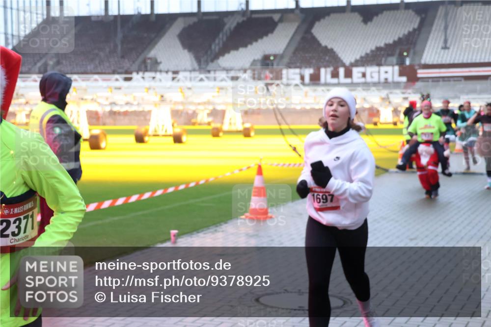07.12.2025 - St. Pauli X-Mass-Run No. 15 Luisa Fischer http://msf.ph/oto/9378925 07.12.2025 11:10:46 Ziel 2371, 1697, 29, 30, 31, 42, 49, 53, 122, 134, 720, 737, 745, 753, 755, 980, 1064, 1066, 1163, 1298, 1299, 1380, 1398, 1692, 1694, 1697, 1739, 1740, 2371, 3124, 3136 meine-sportfotos.de