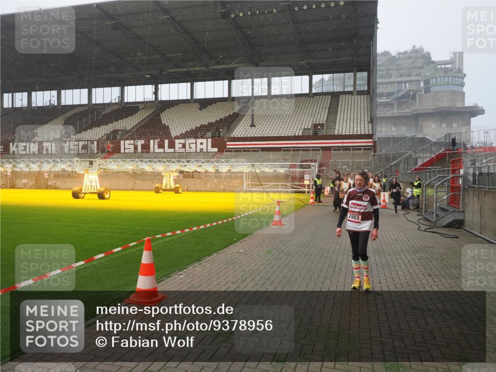 07.12.2025 - St. Pauli X-Mass-Run No. 15 Fabian Wolf http://msf.ph/oto/9378956 07.12.2025 10:07:21 Ziel 256, 265, 272, 517, 657, 685, 716, 767, 1187, 1234, 2983, 3414 meine-sportfotos.de