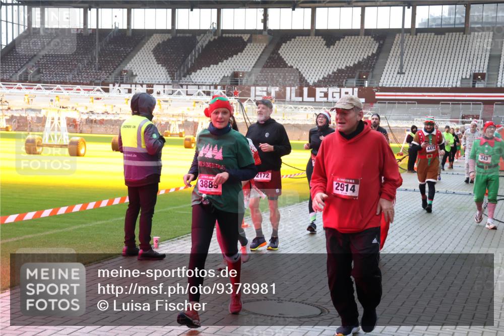 07.12.2025 - St. Pauli X-Mass-Run No. 15 Luisa Fischer http://msf.ph/oto/9378981 07.12.2025 10:31:57 Ziel 2172, 5, 2914, 3885, 4412, 343, 343, 1545, 1818, 2073, 2171, 2172, 2352, 2418, 2540, 2541, 2914, 3889, 3895, 3896, 3897, 3969, 4412, 4467, 4518, 4519, 4520 meine-sportfotos.de