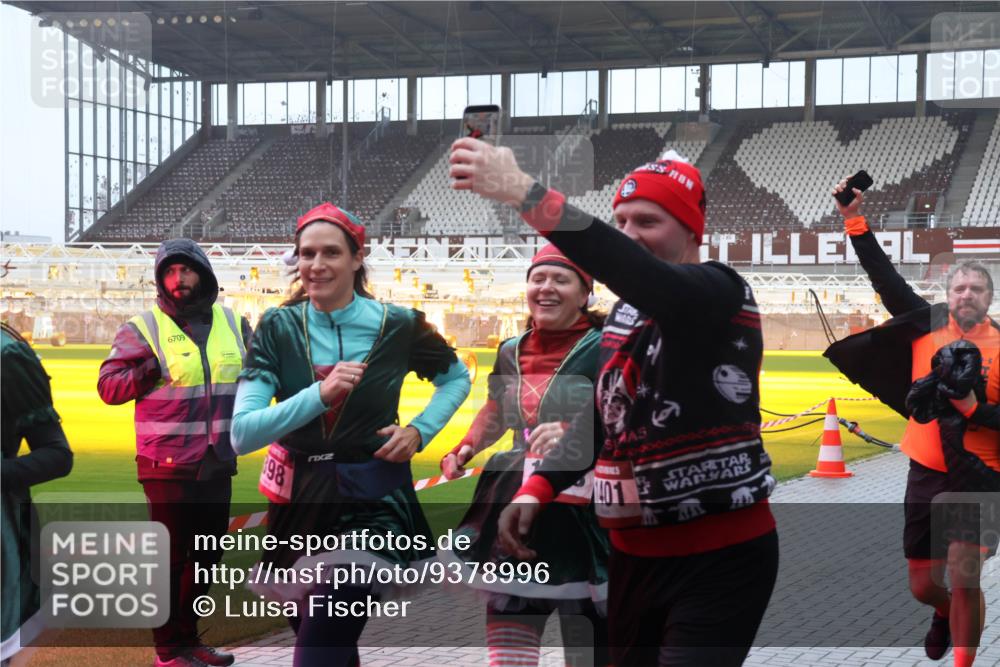 07.12.2025 - St. Pauli X-Mass-Run No. 15 Luisa Fischer http://msf.ph/oto/9378996 07.12.2025 11:10:53 Ziel 6709, 98, 401, 10000, 29, 30, 31, 42, 49, 53, 122, 134, 745, 753, 980, 1064, 1066, 1298, 1299, 1380, 1398, 1584, 1626, 1692, 1694, 1697, 1739, 1740, 2371, 3124, 3136, 4574 meine-sportfotos.de