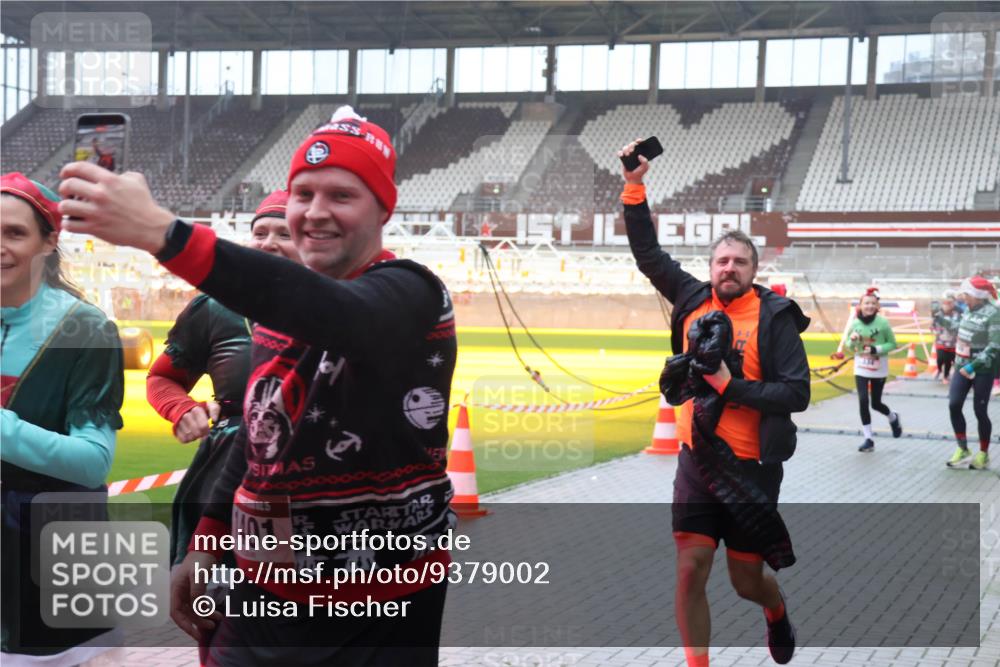 07.12.2025 - St. Pauli X-Mass-Run No. 15 Luisa Fischer http://msf.ph/oto/9379002 07.12.2025 11:10:54 Ziel 401, 29, 30, 31, 42, 49, 53, 122, 134, 745, 753, 980, 1064, 1066, 1298, 1299, 1380, 1398, 1584, 1626, 1692, 1694, 1697, 1739, 1740, 2371, 3124, 3136, 4574 meine-sportfotos.de