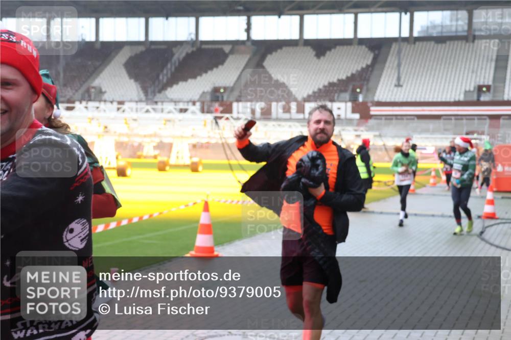 07.12.2025 - St. Pauli X-Mass-Run No. 15 Luisa Fischer http://msf.ph/oto/9379005 07.12.2025 11:10:54 Ziel 88000, 29, 30, 31, 42, 49, 53, 122, 134, 745, 753, 980, 1064, 1066, 1298, 1299, 1380, 1398, 1584, 1626, 1692, 1694, 1697, 1739, 1740, 2371, 3124, 3136, 4574 meine-sportfotos.de