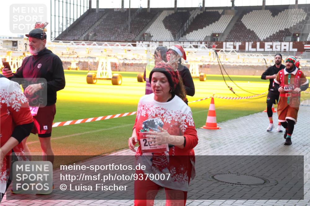 07.12.2025 - St. Pauli X-Mass-Run No. 15 Luisa Fischer http://msf.ph/oto/9379007 07.12.2025 10:32:00 Ziel 72, 20, 4412, 343, 1545, 1818, 2073, 2171, 2172, 2352, 2418, 2540, 2541, 2914, 3716, 3806, 3808, 3889, 3895, 3896, 3897, 3969, 4412, 4467, 4484, 4495, 4504, 4518, 4519, 4520 meine-sportfotos.de