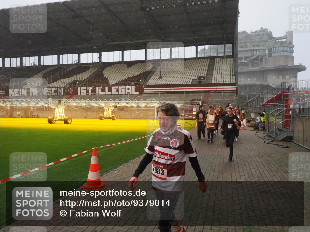 07.12.2025 - St. Pauli X-Mass-Run No. 15 Fabian Wolf http://msf.ph/oto/9379014 07.12.2025 10:07:23 Ziel 256, 265, 272, 517, 657, 685, 716, 767, 1187, 1234, 2983 meine-sportfotos.de