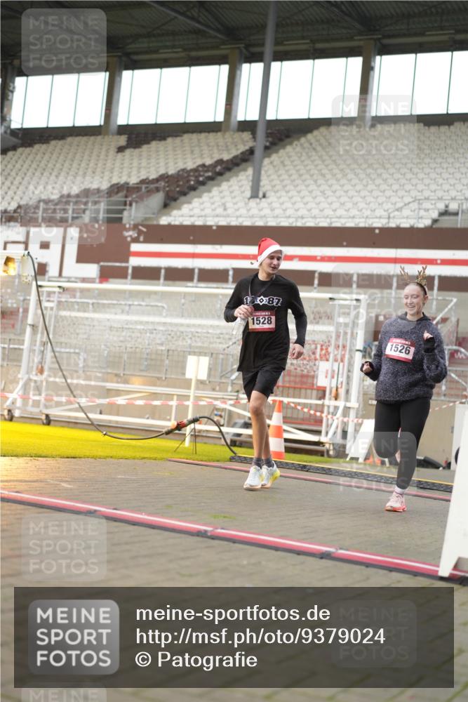 07.12.2025 - St. Pauli X-Mass-Run No. 15 Patografie http://msf.ph/oto/9379024 07.12.2025 10:12:02 Ziel 756, 1389, 1526, 1687, 1688, 1833, 2177, 3870, 3932, 3935, 4658 meine-sportfotos.de