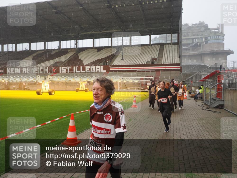 07.12.2025 - St. Pauli X-Mass-Run No. 15 Fabian Wolf http://msf.ph/oto/9379029 07.12.2025 10:07:24 Ziel 256, 265, 272, 517, 657, 685, 716, 767, 1187, 1234, 2983 meine-sportfotos.de