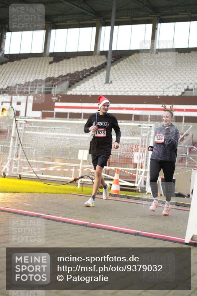 07.12.2025 - St. Pauli X-Mass-Run No. 15 Patografie http://msf.ph/oto/9379032 07.12.2025 10:12:02 Ziel 756, 1389, 1526, 1687, 1688, 1833, 2177, 3870, 3932, 3935, 4658 meine-sportfotos.de