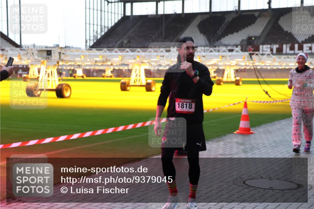 07.12.2025 - St. Pauli X-Mass-Run No. 15 Luisa Fischer http://msf.ph/oto/9379045 07.12.2025 10:32:05 Ziel 1818, 343, 750, 752, 1545, 1818, 2073, 2171, 2172, 2352, 2418, 2540, 2541, 2914, 3267, 3716, 3806, 3808, 3889, 3895, 3896, 3897, 3969, 4412, 4467, 4484, 4495, 4504, 4518, 4519, 4520 meine-sportfotos.de
