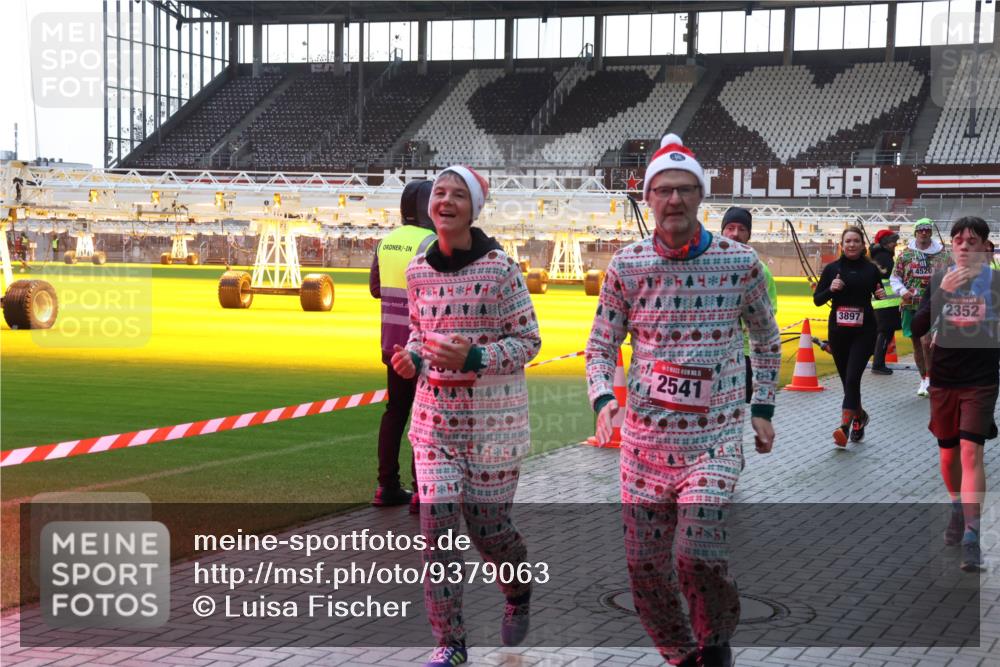 07.12.2025 - St. Pauli X-Mass-Run No. 15 Luisa Fischer http://msf.ph/oto/9379063 07.12.2025 10:32:07 Ziel 5, 2541, 3897, 4520, 5, 2352, 343, 750, 752, 1545, 1818, 2073, 2171, 2172, 2352, 2418, 2540, 2541, 2914, 3267, 3716, 3806, 3808, 3889, 3895, 3896, 3897, 3969, 4412, 4467, 4484, 4495, 4504, 4518, 4519, 4520 meine-sportfotos.de